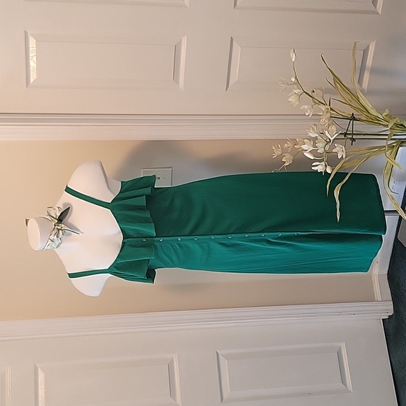 Beautiful Emerald Green Summer Dress - Picture 2 of 3
